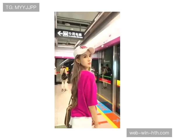 何卓佳穿运动衫拎名牌包坐地铁，路人我瞬间被这反差气晕