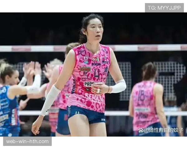 朱婷穿拖鞋出门那步子太随性了——但她手里的行李箱能买我三年车